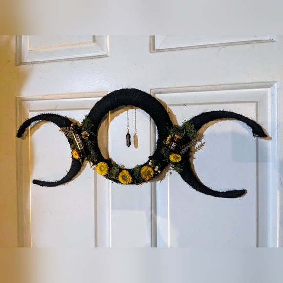 Triple Moon Wreath - Picture 1 of 2